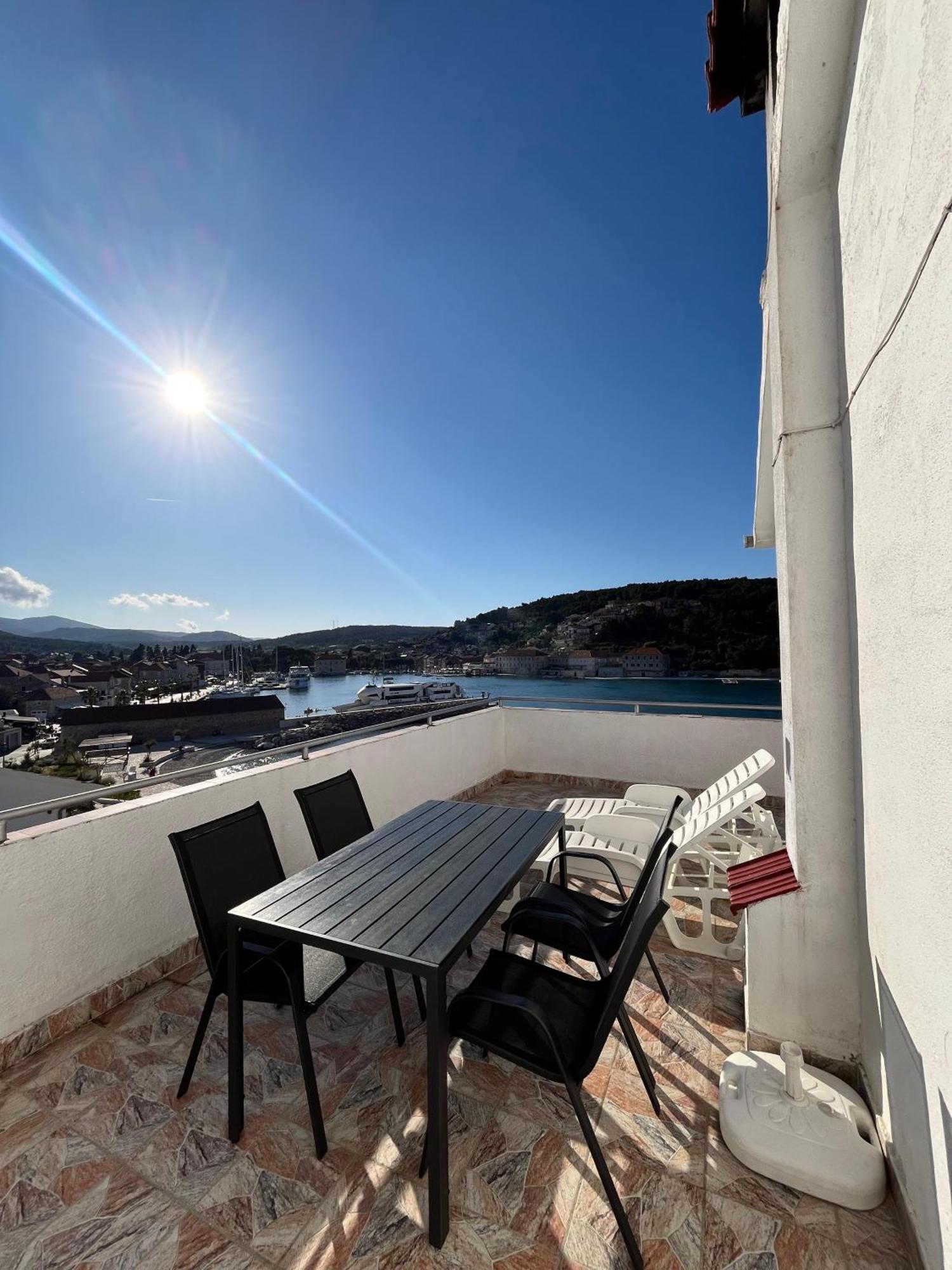 Apartments Peronja Jelsa Seafront Extérieur photo