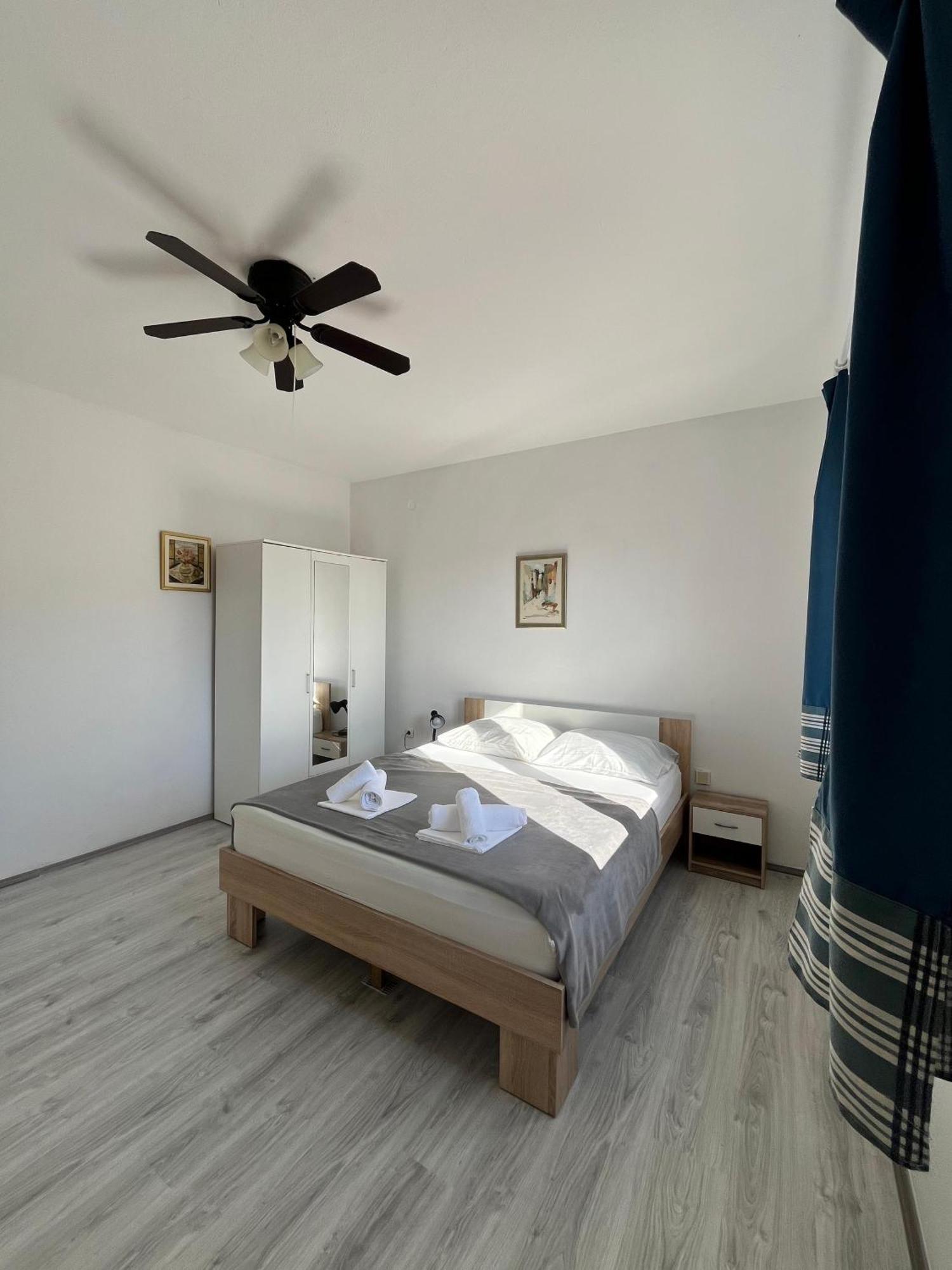 Apartments Peronja Jelsa Seafront Extérieur photo