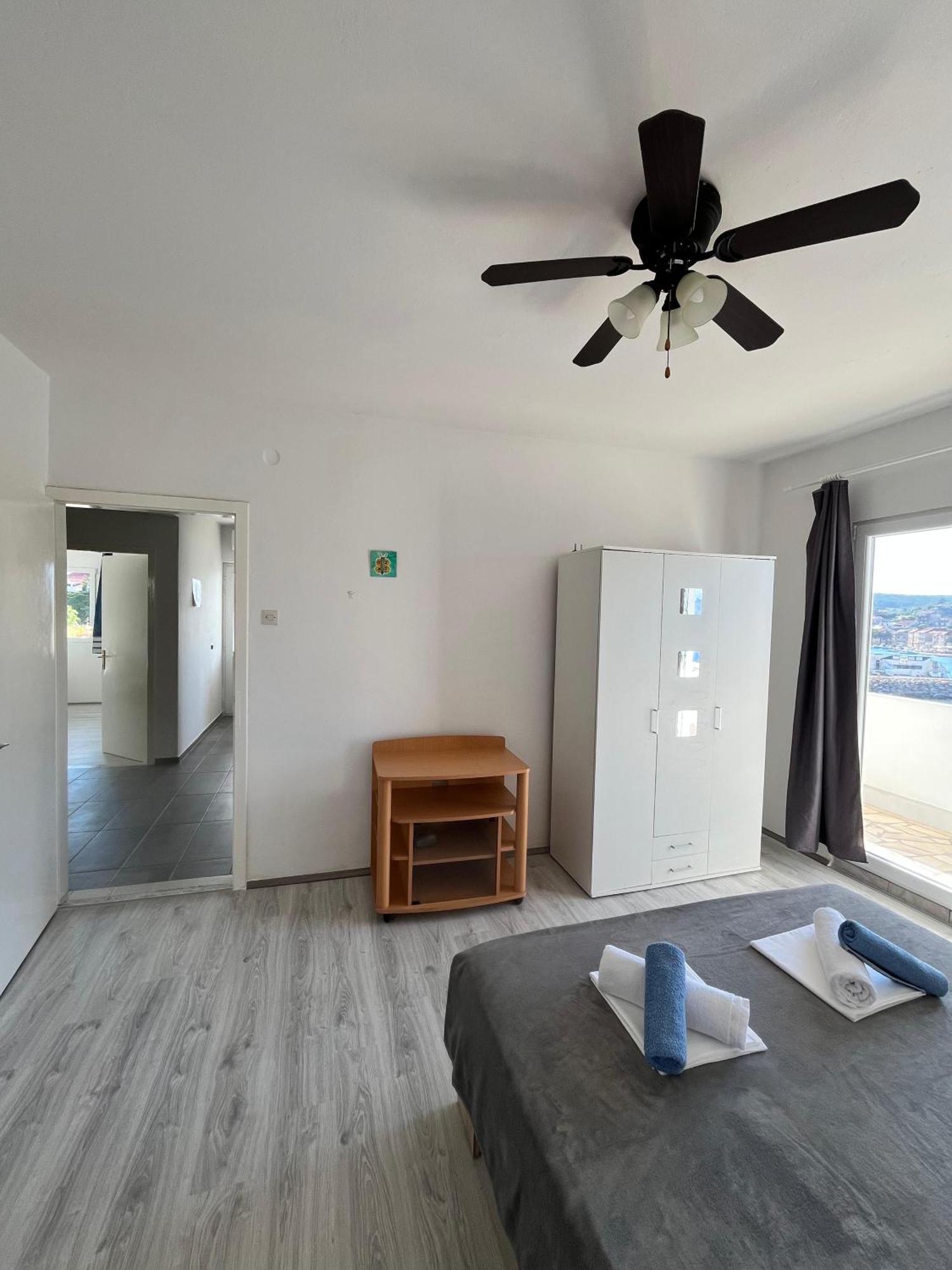 Apartments Peronja Jelsa Seafront Extérieur photo